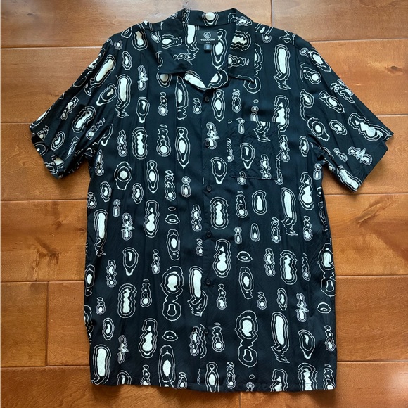 Volcom Other - Volcom Black and White Patterned Casual Shirt